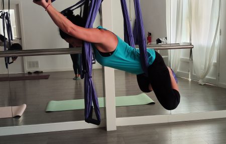 Descubre de qué va eso de Yoga con Columpio: Innovación y Diversión Desafiando la Gravedad Práctica innovadora y divertida que combina elementos del yoga tradicional, danza, acrobacias y ejercicio físico. Esta disciplina te permite desafiar la gravedad y llevar a cabo tu práctica de yoga a nuevas alturas