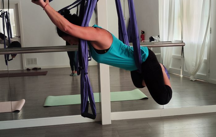 Descubre de qué va eso de Yoga con Columpio: Innovación y Diversión Desafiando la Gravedad Práctica innovadora y divertida que combina elementos del yoga tradicional, danza, acrobacias y ejercicio físico. Esta disciplina te permite desafiar la gravedad y llevar a cabo tu práctica de yoga a nuevas alturas