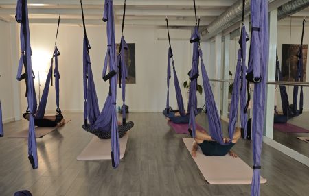 Consciencia corporal: Clave en el camino hacia el bienestar ¿Alguna vez te has detenido a pensar en cómo te sientes en tu propio cuerpo? La consciencia corporal es mucho más que un concepto abstracto; es una herramienta poderosa que puede transformar tu vida. Hoy vamos a explorar qué es la consciencia corporal, por qué es esencial y cómo puedes aprovecharla tanto dentro como fuera del aula de yoga.