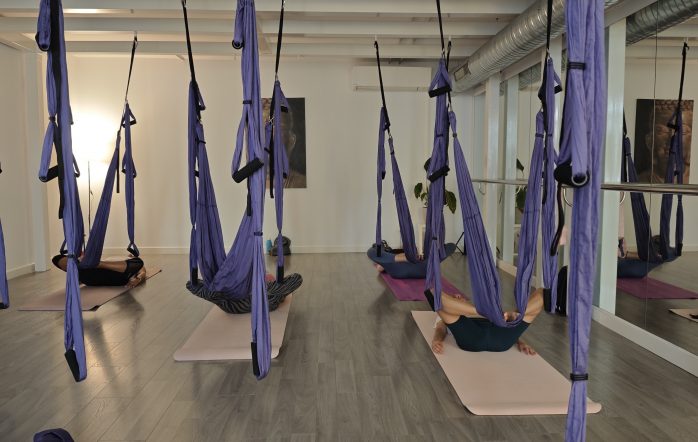 Consciencia corporal: Clave en el camino hacia el bienestar ¿Alguna vez te has detenido a pensar en cómo te sientes en tu propio cuerpo? La consciencia corporal es mucho más que un concepto abstracto; es una herramienta poderosa que puede transformar tu vida. Hoy vamos a explorar qué es la consciencia corporal, por qué es esencial y cómo puedes aprovecharla tanto dentro como fuera del aula de yoga.