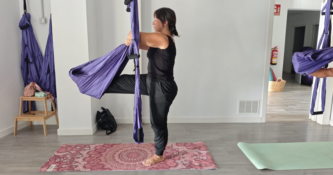 Mejorar el equilibrio usando el columpio de yoga
