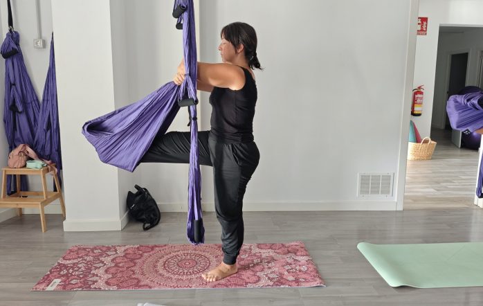 Mejorar el equilibrio usando el columpio de yoga El equilibrio es una habilidad clave tanto en la práctica del yoga como en la vida diaria. Con el columpio de yoga, no solo es posible mejorar la estabilidad y la coordinación, sino también profundizar en la comprensión del cuerpo y cómo se relaciona con la gravedad. En este post, vamos a explorar cómo el columpio puede ayudarte a trabajar tu equilibrio, la biomecánica involucrada y cómo pequeños ajustes en la posición del cuerpo pueden hacer una gran diferencia.